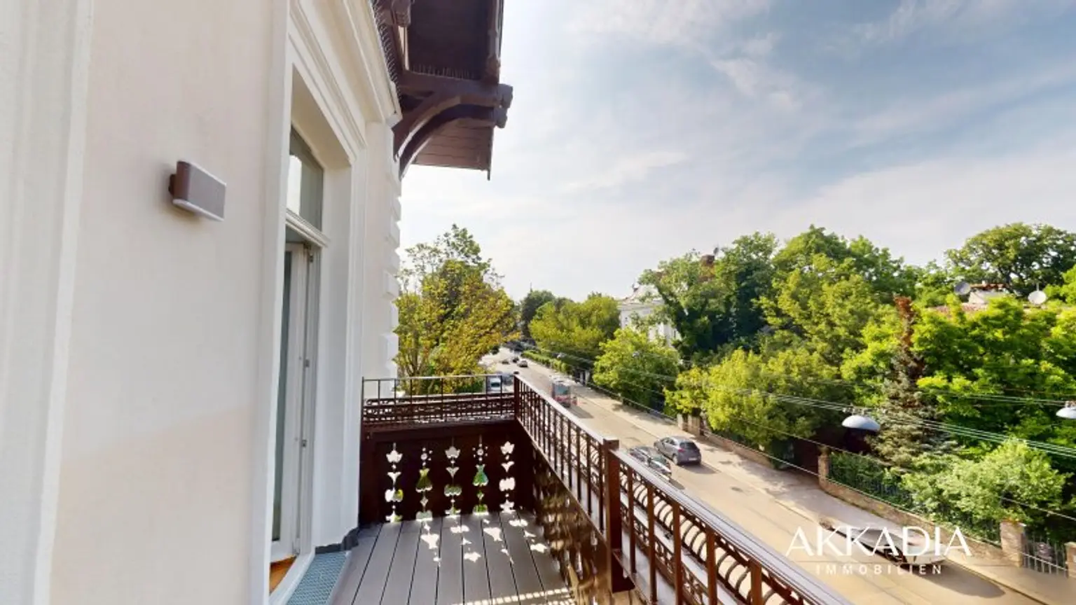 Großzügiger Altbau I 2 Balkone I Revitalisierte Jugendstilvilla