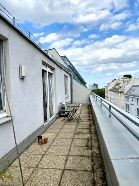 Terrassentraum mit herrlichem Fernblick: 3 Zimmer, Küche und 46 m2 Terrassen im 5.Stock, Stellplätze im Hof mitbenützbar, Nähe U1-Taubstummerngasse + Belvedere!