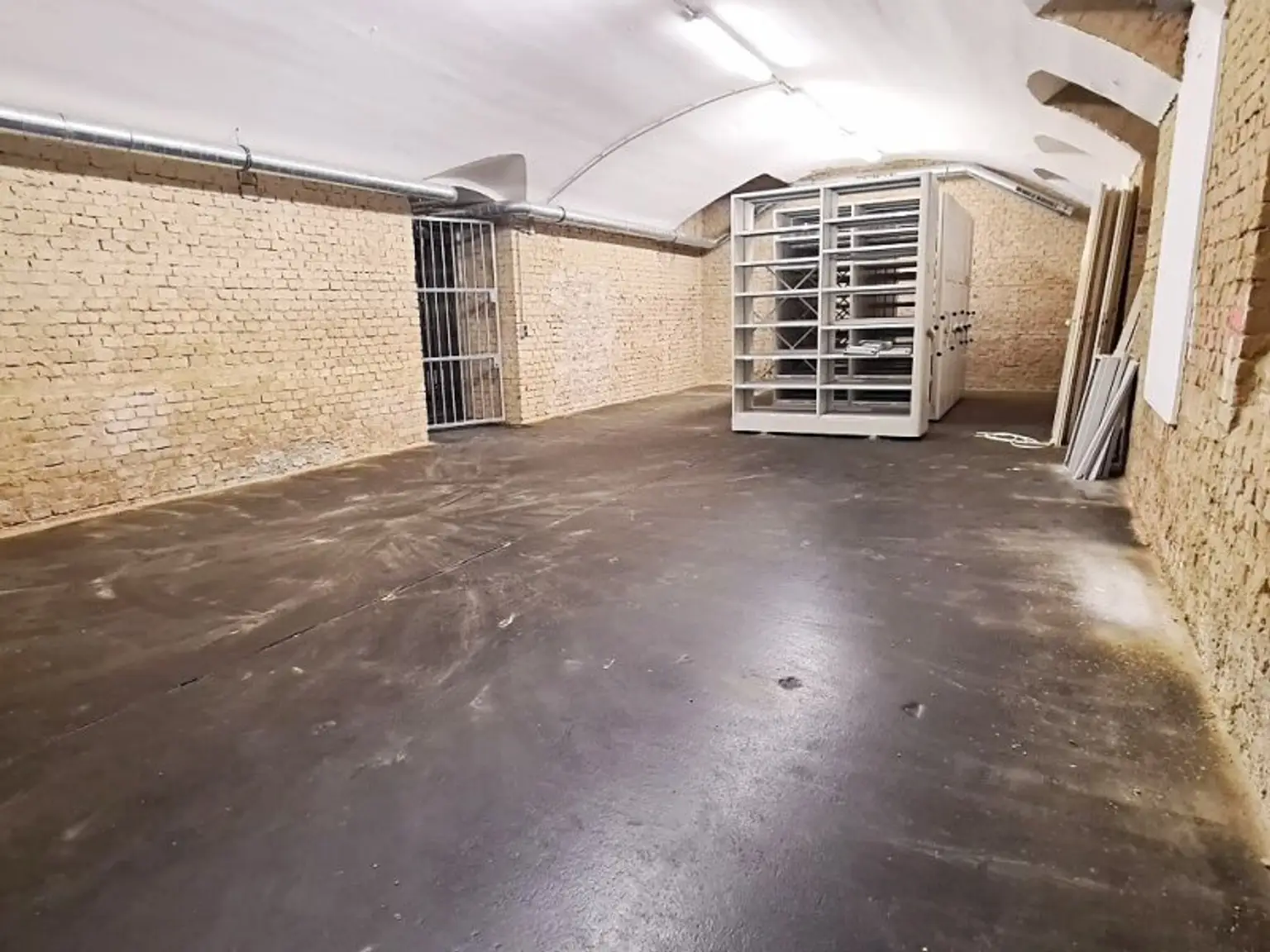 ESSLINGGASSE, BÖRSE-NÄHE, 85 m2 Lagerraum, Stromanschluss, Belüftung, Kellergeschoß ohne Aufzug