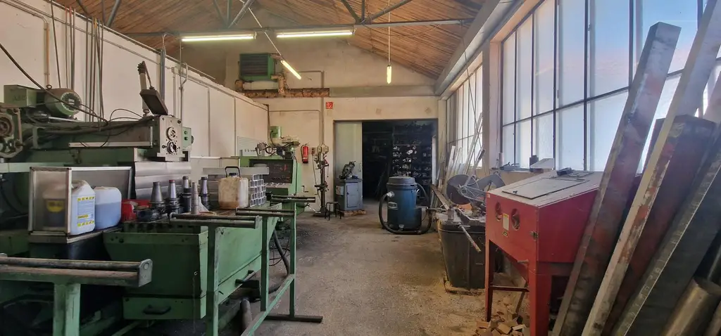 Betriebsbereites Objekt mit Produktionshalle, Werkstätten, Lagerräume und Büros. Flexible Nutzung, in Rudersdorf Nähe Fürstenfeld