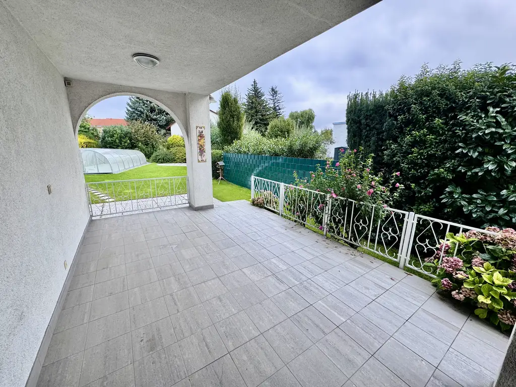 IHR NEUES ZUHAUSE - GROßZÜGIGES EINFAMILIENHAUS MIT SWIMMINGPOOL IN FLORIDSDORF