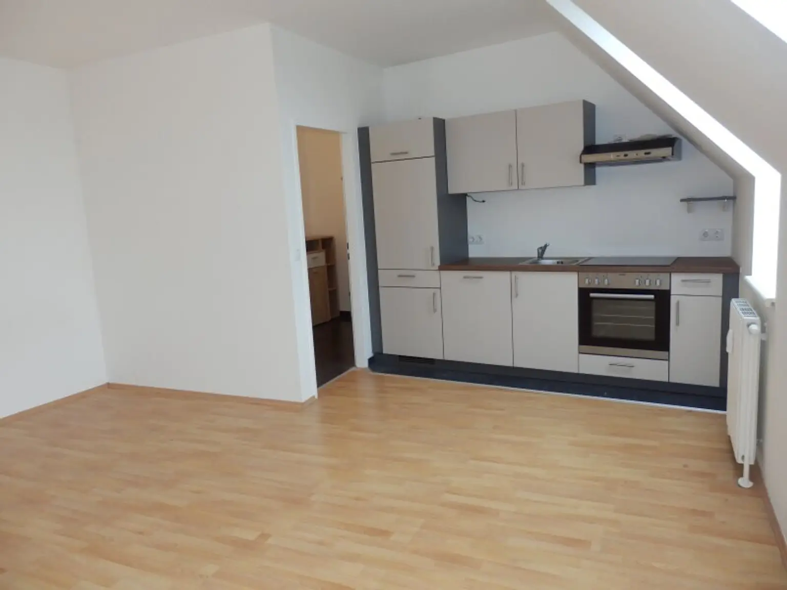 Perfekte HOFSEITIGE Garçonnière - gleich bei U4 !!