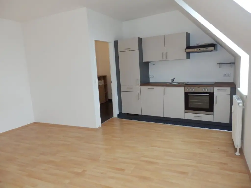 Perfekte HOFSEITIGE Garçonnière - gleich bei U4 !!