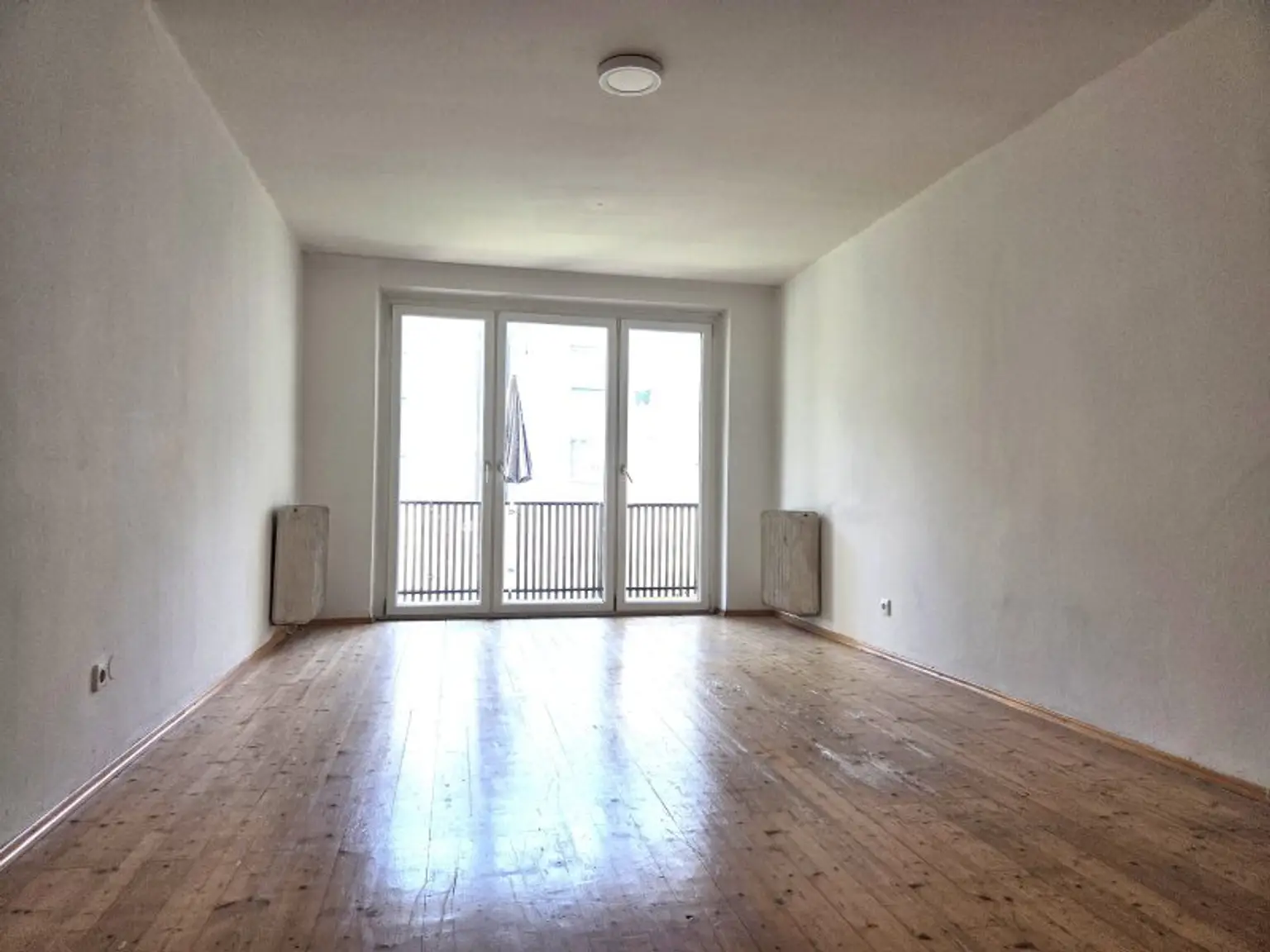 Schlafzimmer mit Zugang zum Westbalkon