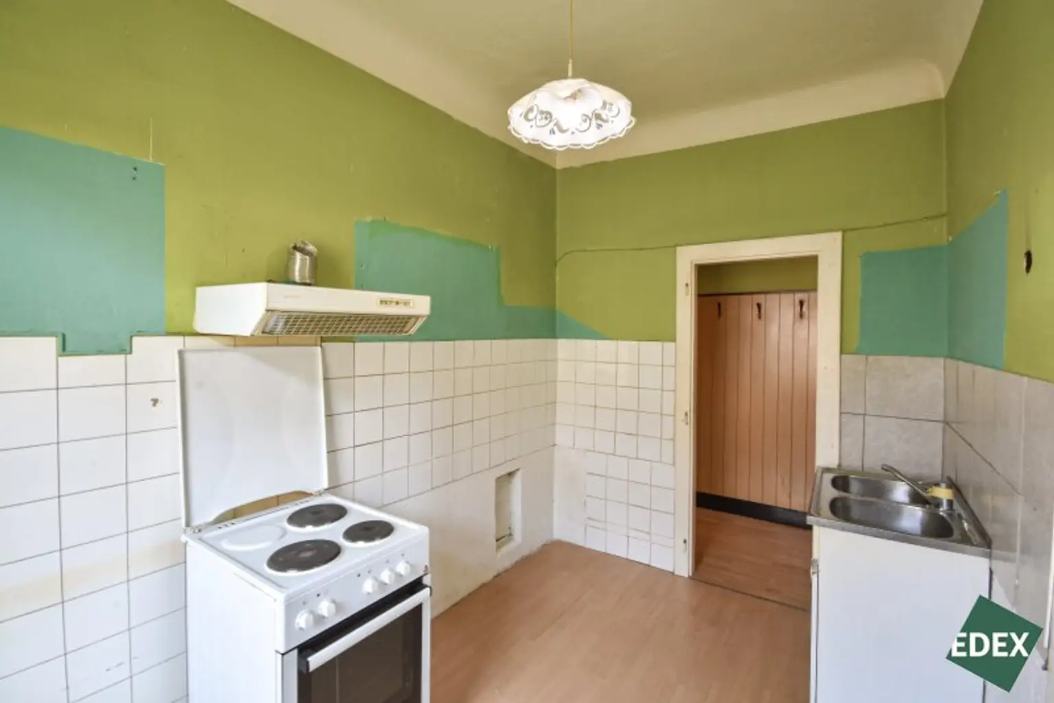 Charmante 2-Zimmer-Altbauwohnung mit separater Küche – renovierungsbedürftig, aber mit viel Potenzial!