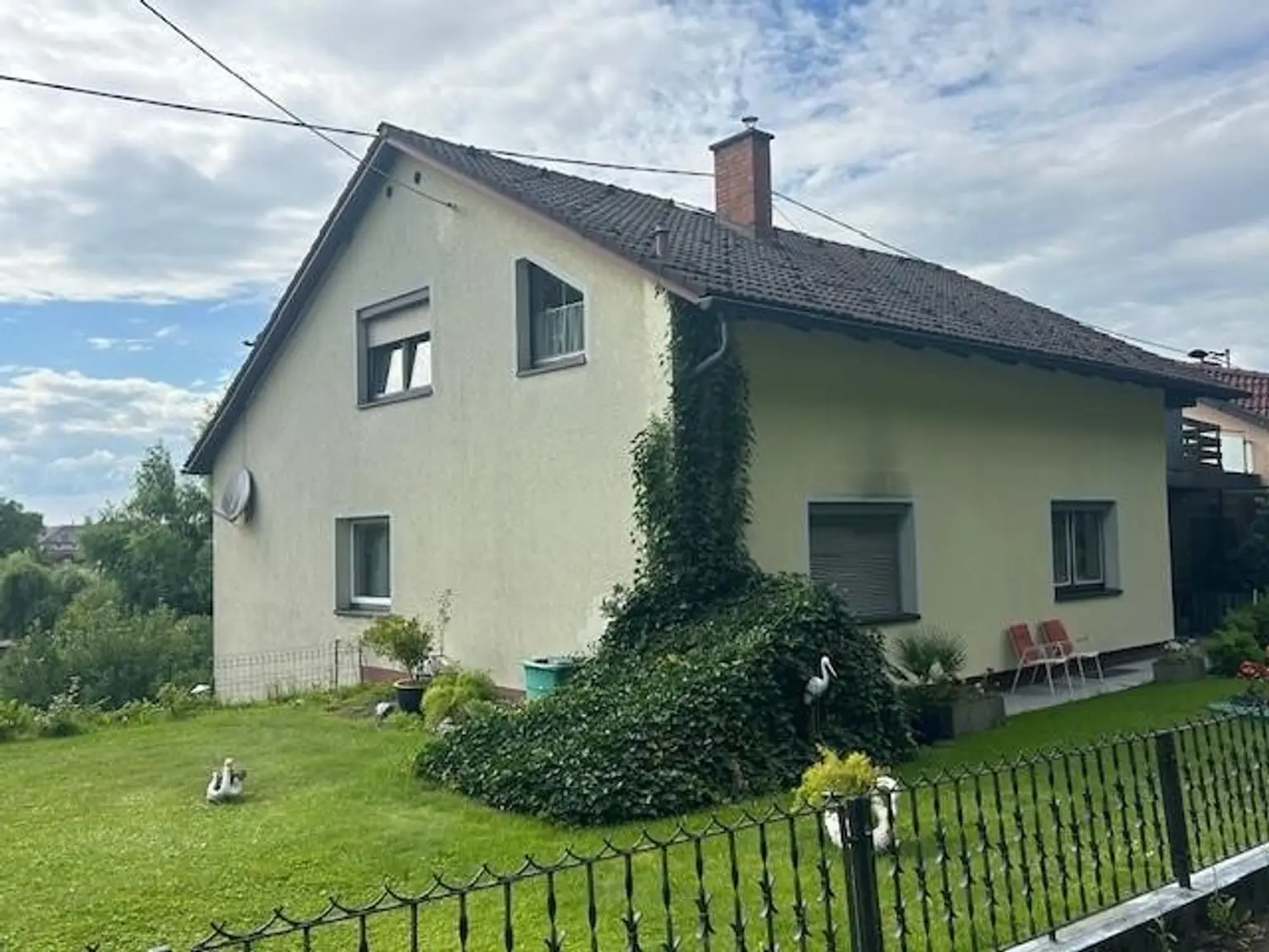 2 bis 3 Familienhaus mit Vollkeller,    mit  4 Garagen, Brunnen und Werkstatt  - sehr viel Wohnraum- 4 Bäder
