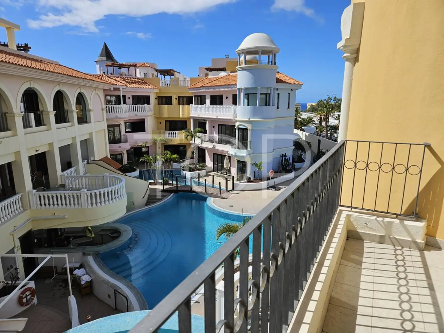Schöne Wohnung mit Terrasse und Blick auf den Pool im Herzen von Los Cristianos