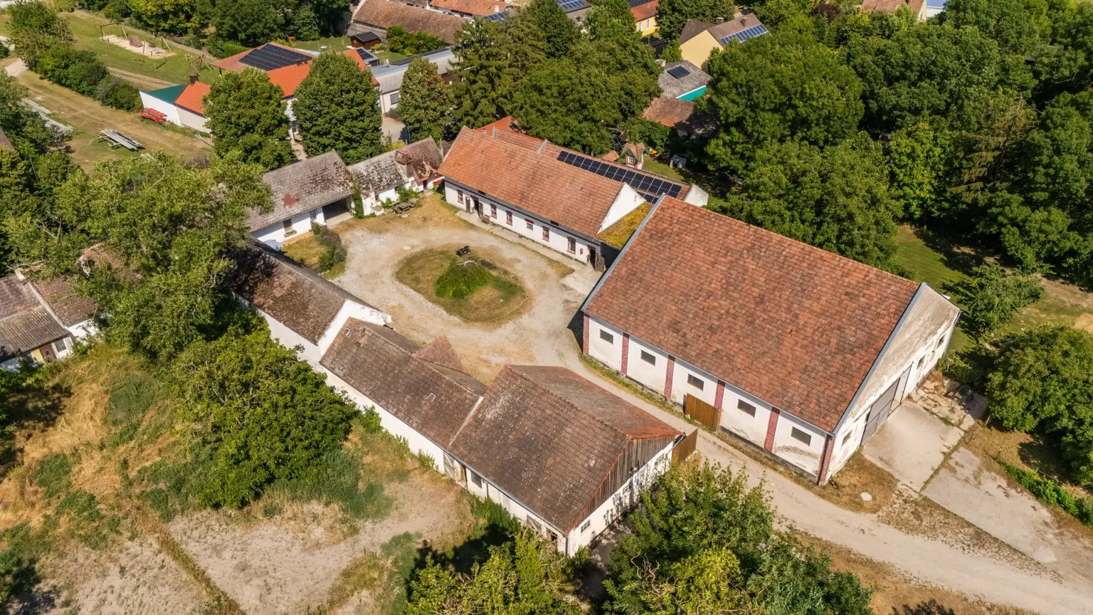 "Großzügiges Grundstück mit Pferdehof und sanierungsbedürftigem Haus – nur Minuten von Wien entfernt"