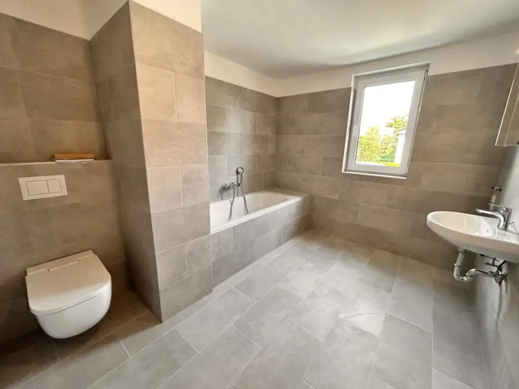 Neubau-Eckreihenhaus mit sonniger Dachterrasse, Garten und Wohnkeller - Verbringen Sie Weihnachten in Ihrem Traumhaus