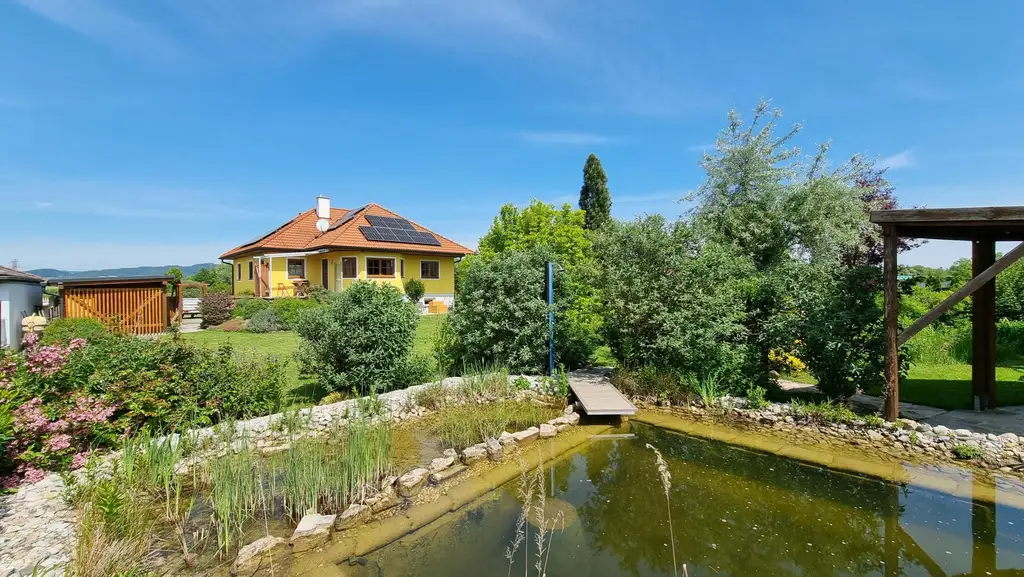 Charmanter Bungalow mit großem Garten, Photovoltaik & Teichanlage