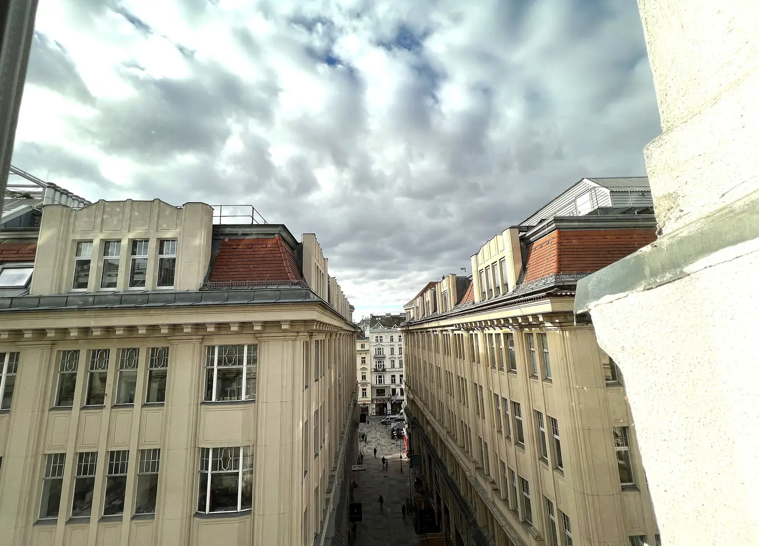 Top-Lage beim Stephansplatz: Moderne, klimatisierte Dachgeschoßwohnung im stilvollen Haus