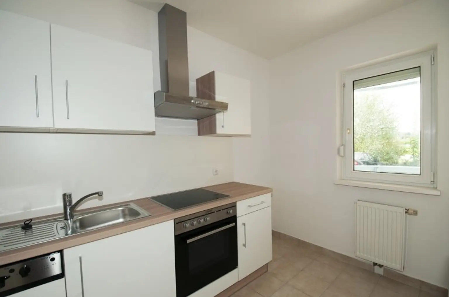 Einbauküche mit Geschirrspüler und Kühl- Gefrierschrank
