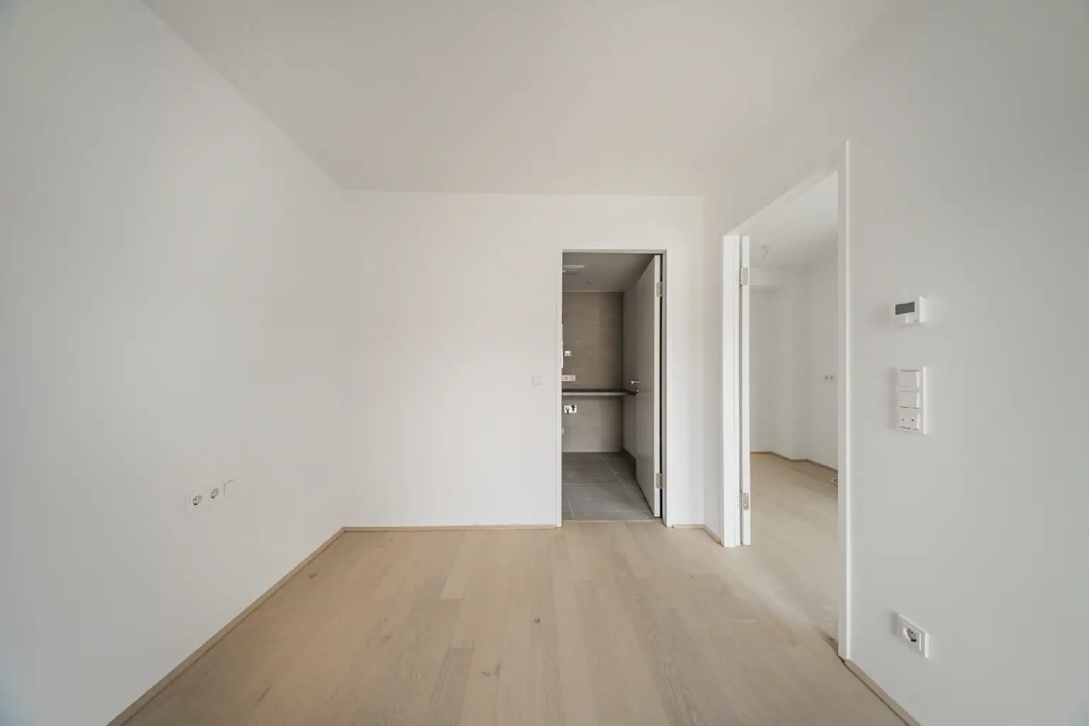 Moderne Stadtwohnung im 6. Stock mit Balkon – Erstbezug