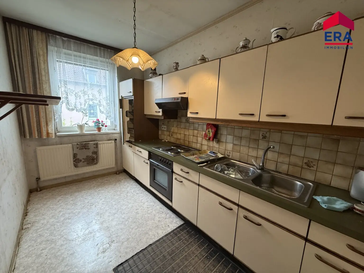 Massives Einfamilienhaus mit Innenhof, Halle & Ausbaupotenzial in 2054 Haugsdorf