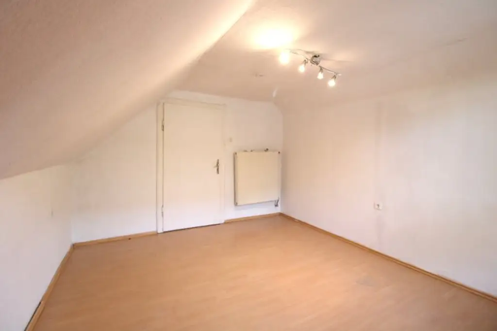 WAIDMANNSDORF  -  Sanierungsbedürftiges Haus in Aussichtslage!