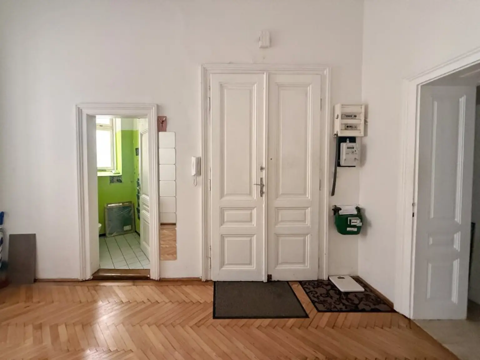 Die Eingangstür von innen