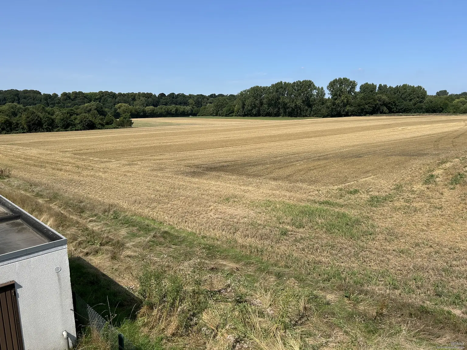 Ihr Blick über das Feld zur Weser