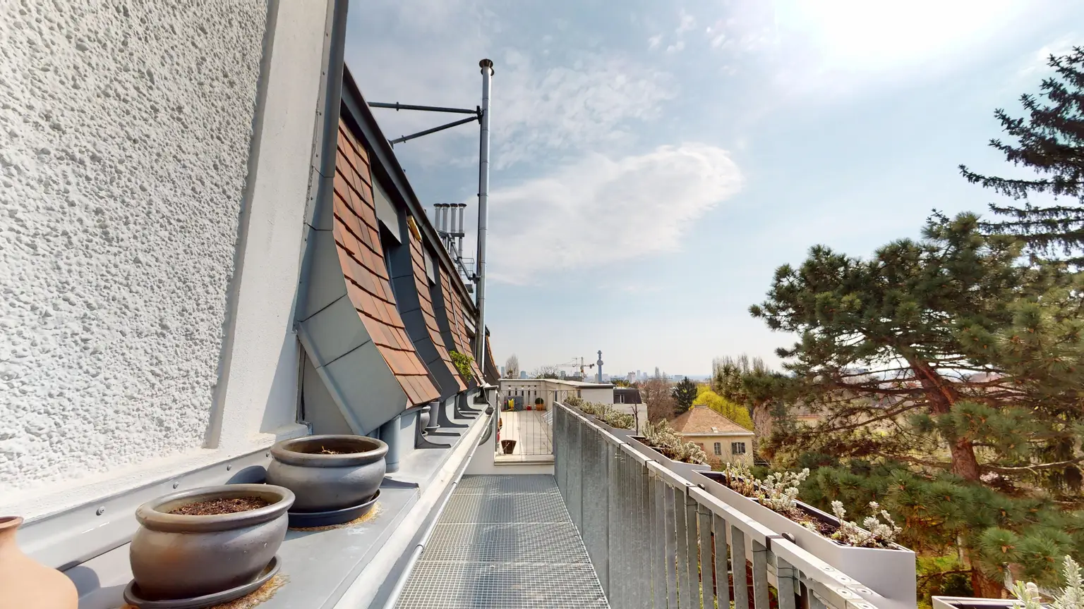 Cottageviertel I Traumhafte Dachwohnung im Jugendstil-Palais I Garagenplatz