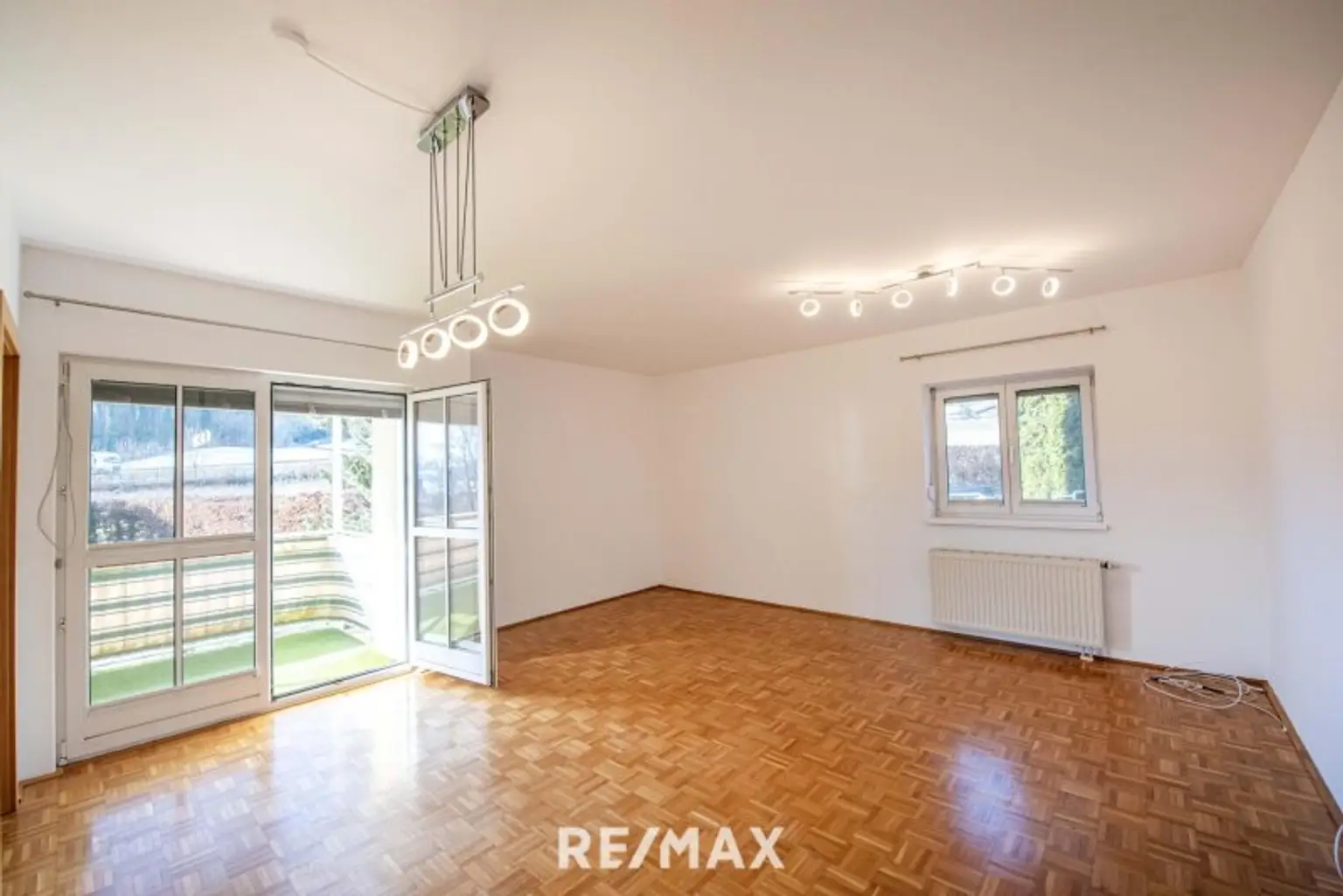 Wohnzimmer mit Balkonausgang