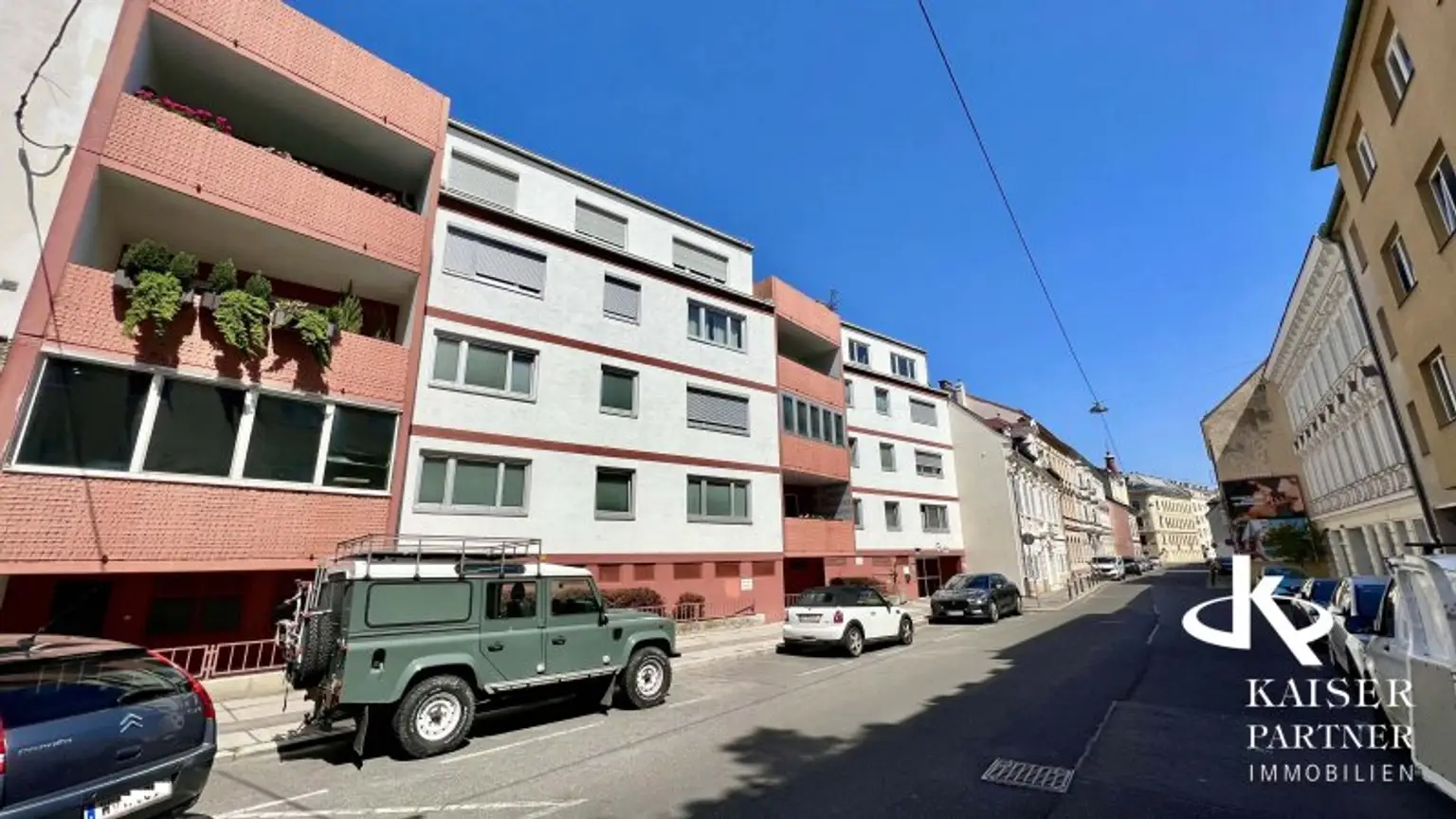Geräumige 4-Zimmer-Wohnung mit Loggia mit viel Potential, Nähe Kennedybrücke!