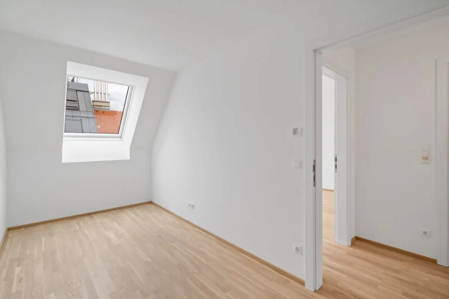 4-Zimmer-Dachgeschosswohnung (Massivbauweise) mit Terrassen in generalsaniertem Altbau