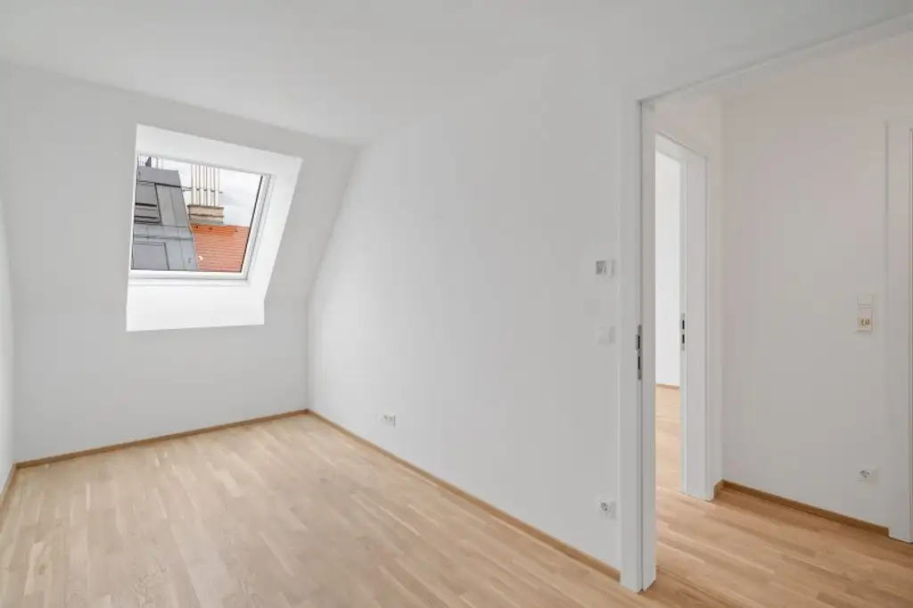 4-Zimmer-Dachgeschosswohnung (Massivbauweise) mit Terrassen in generalsaniertem Altbau