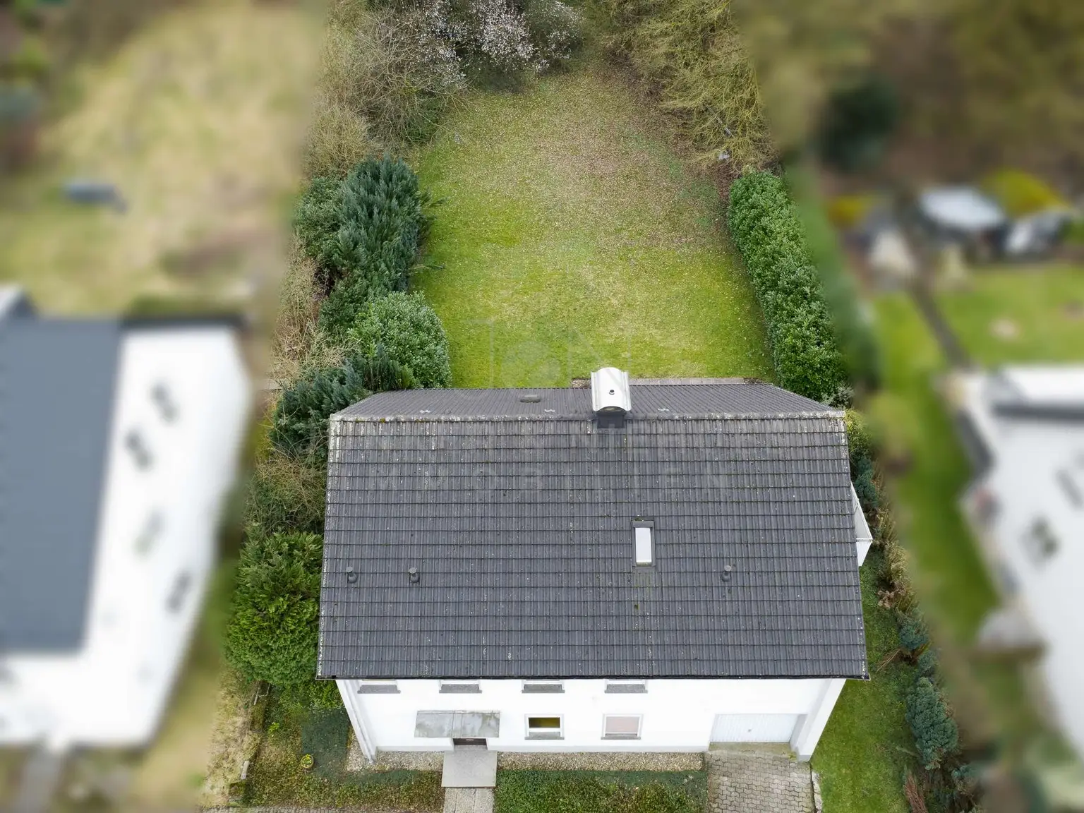 Hausansicht mit Garten