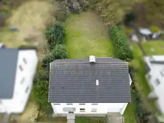 Hausansicht mit Garten