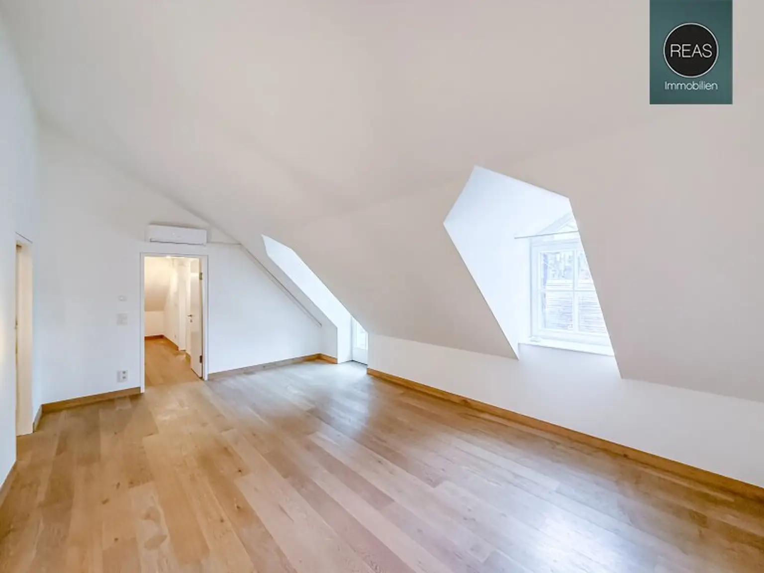 Provisionsfrei: Exklusives Maisonette - Apartment mit Loggia und Terrasse beim Beethoven Museum und Pfarrplatz! Garagen verfügbar!