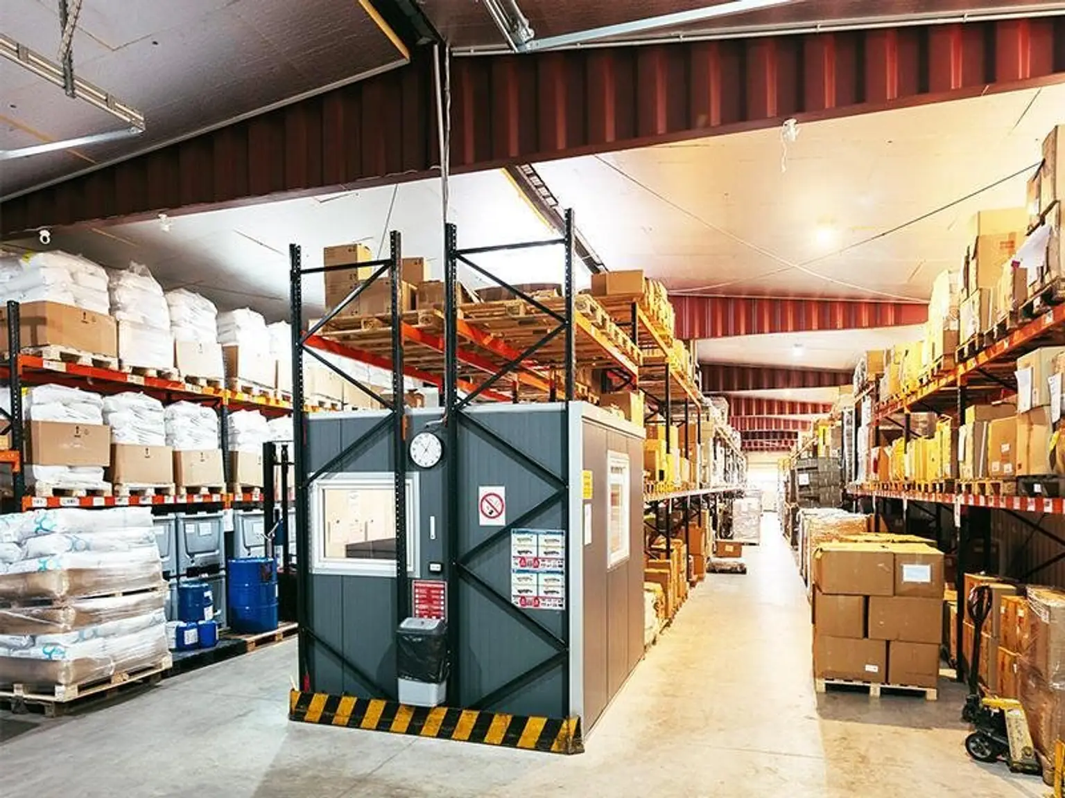 und rund 700 m² Lagerhalle