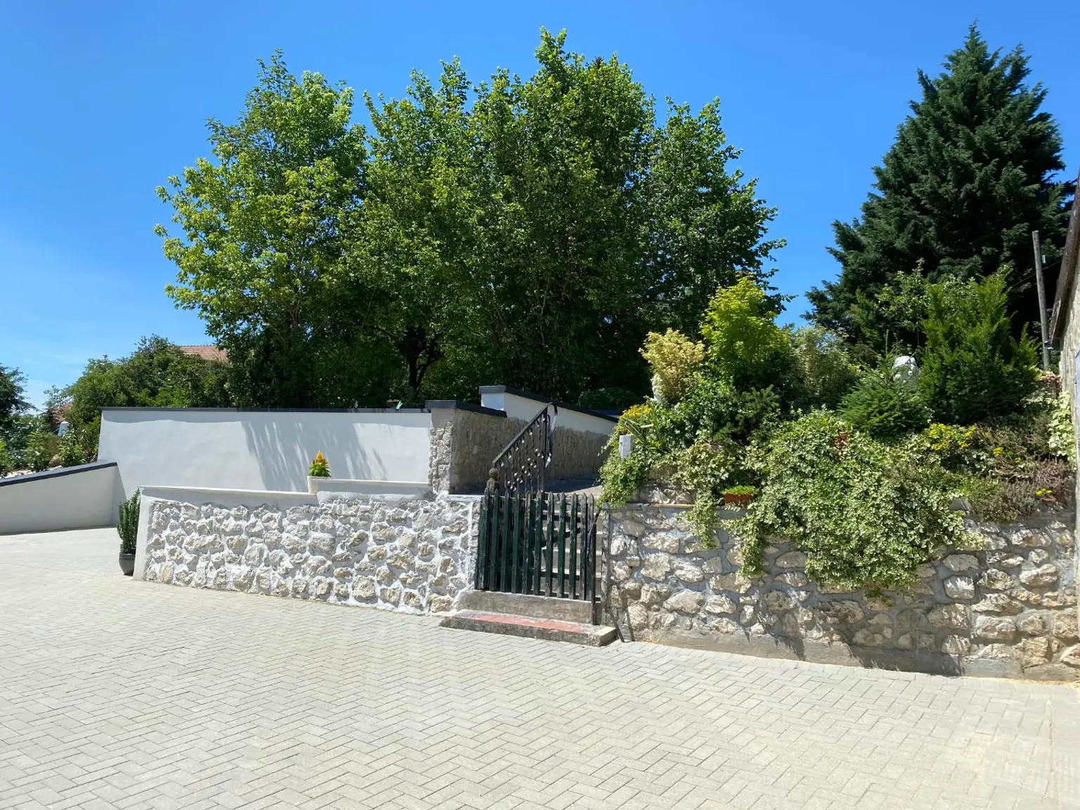 Hübsches Landhaus mit wunderbarem Garten zu vermieten!