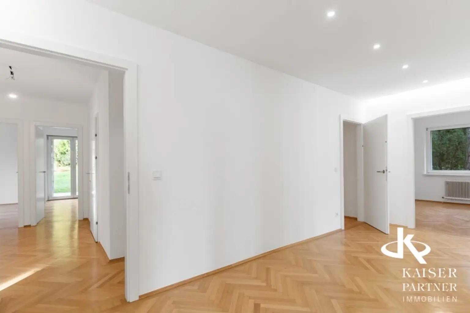 Neurenovierte 6-Zimmer-Wohnung mit  Terrasse in den Garten, Balkonen und Grünblick!