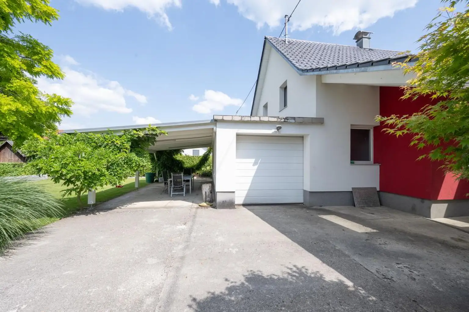 Außenansicht mit Blick zur Garage/Terrasse
