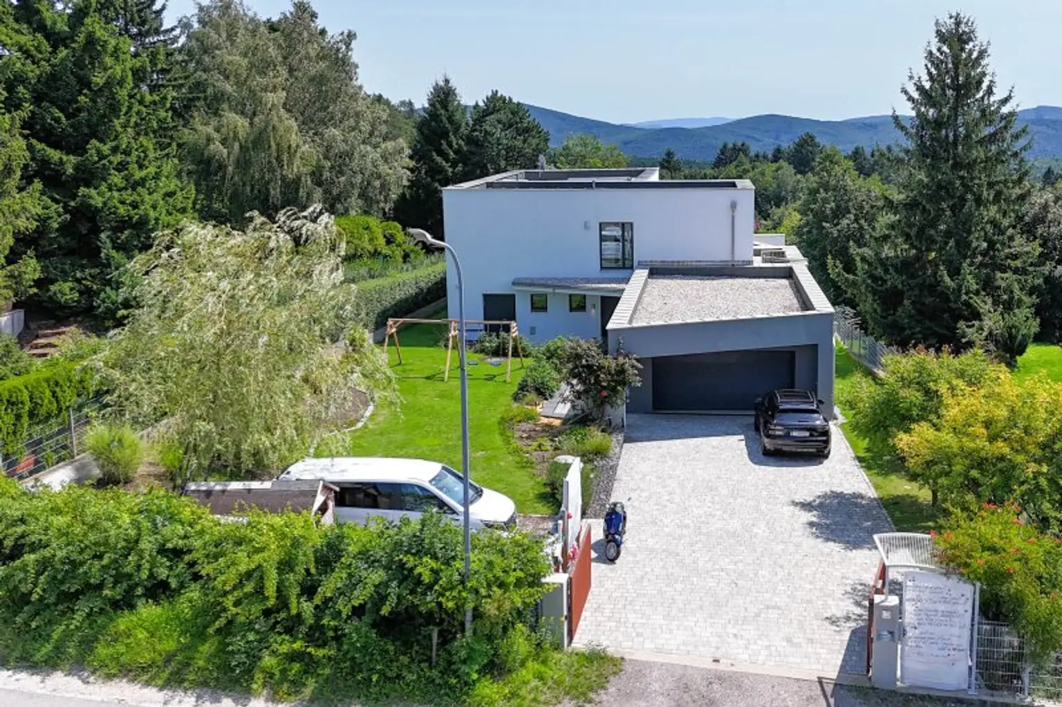 Luxus im Grünen: Architektenvilla mit mediterranem Flair und Alpenpanorama