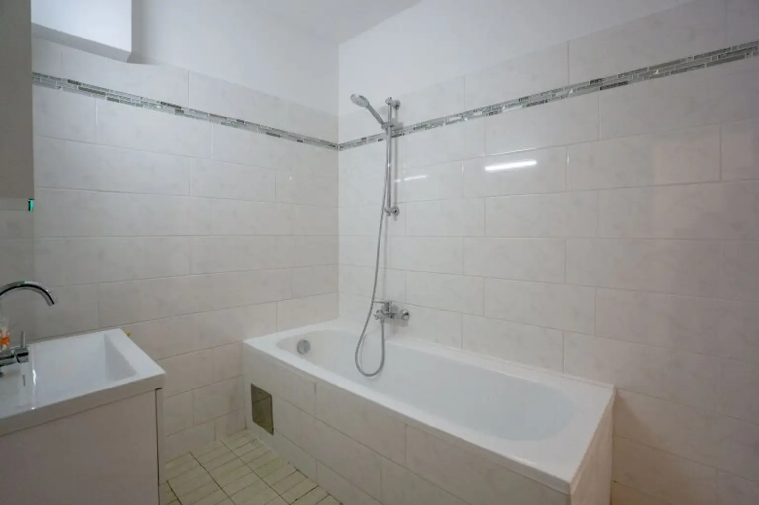 neu verfliestes Wannenbad