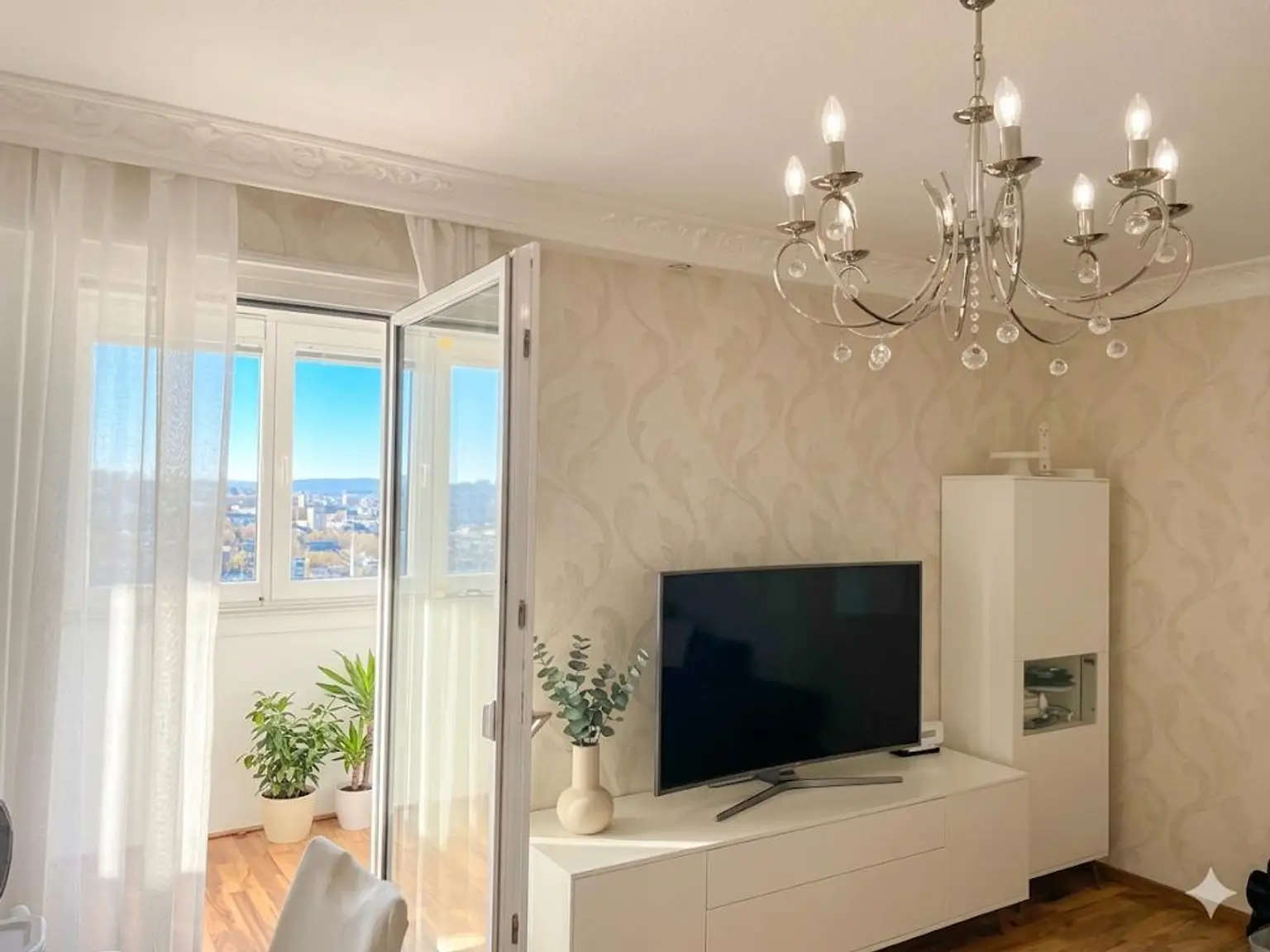 Wohnzimmer mit KI dekoriert