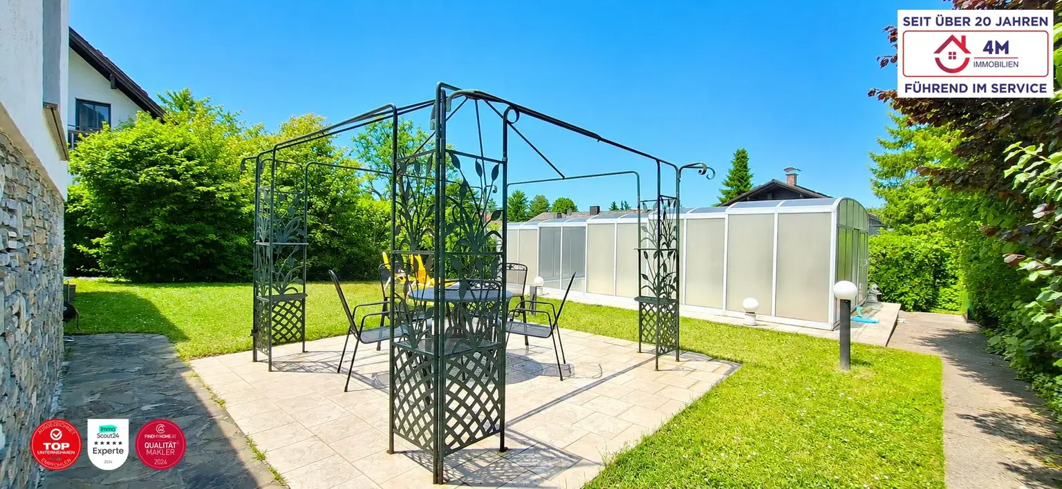 hinterer Gartenbereich mit Pool