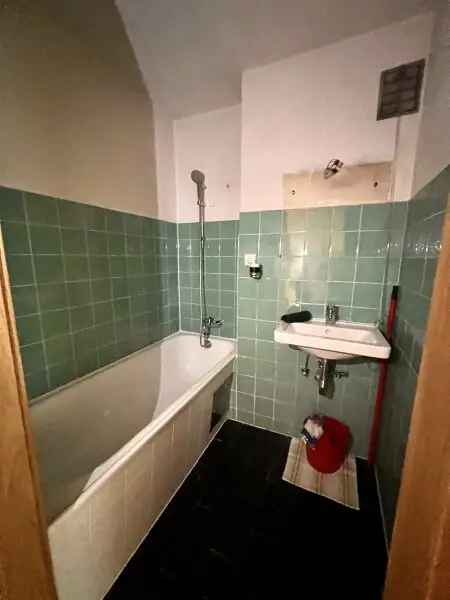 Schnäppchen mit Traumausblick und großer Loggia in Fünfhaus