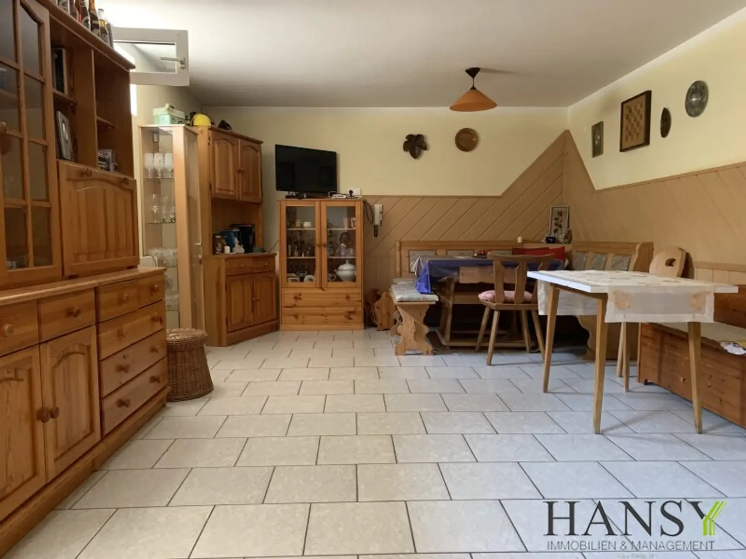 Großzügiges, bezugsfertiges Traumhaus mit Baugrund, Doppelgarage und Gartenidylle