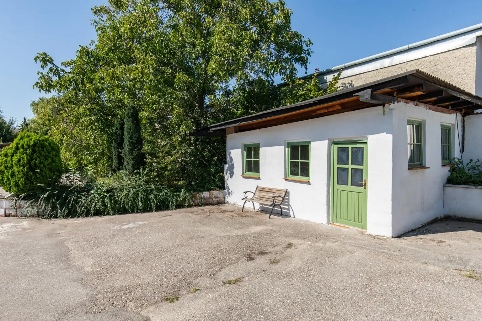 Vielseitiges Anwesen mit Wohn- und Geschäftshaus, Nebengebäuden & Garten