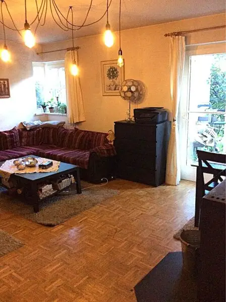 Wohnraum mit Zugang zur Terrasse + Garten