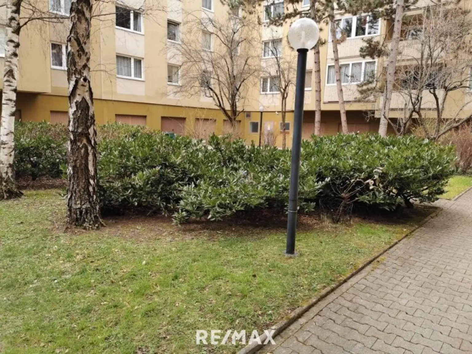 Erstbezug DG-Wohnung, 2 Terrassen, ruhig gelegen, Garage möglich.