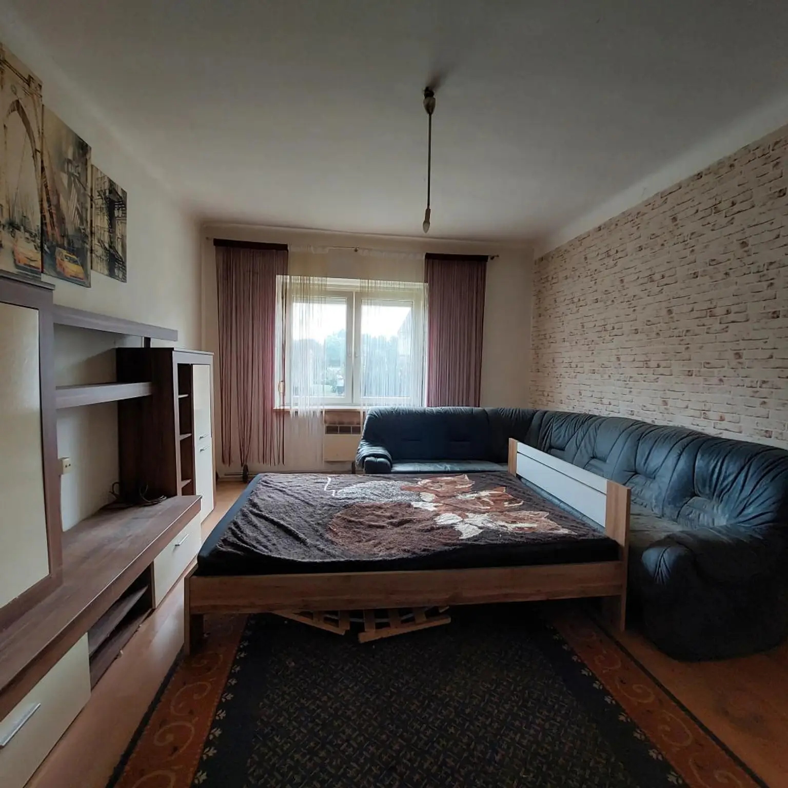 Mehrparteienhaus mit zwei Geschäftslokalen