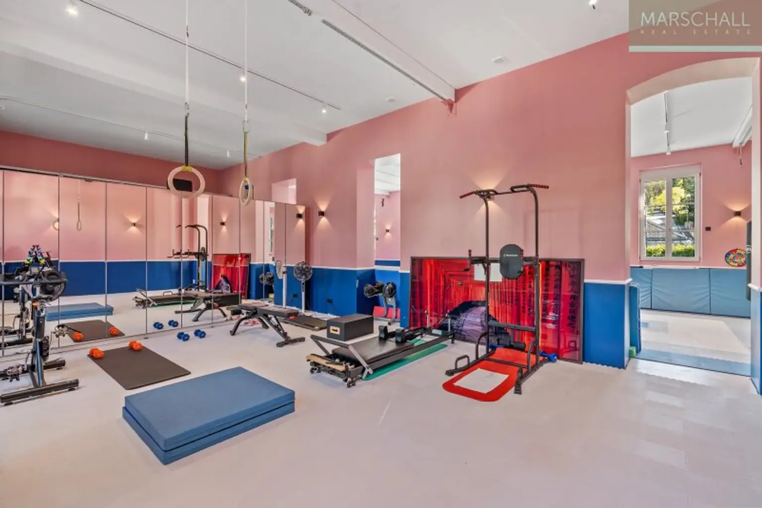 Fitnessraum mit weiterer Platzreserve hinter der Spiegelwand