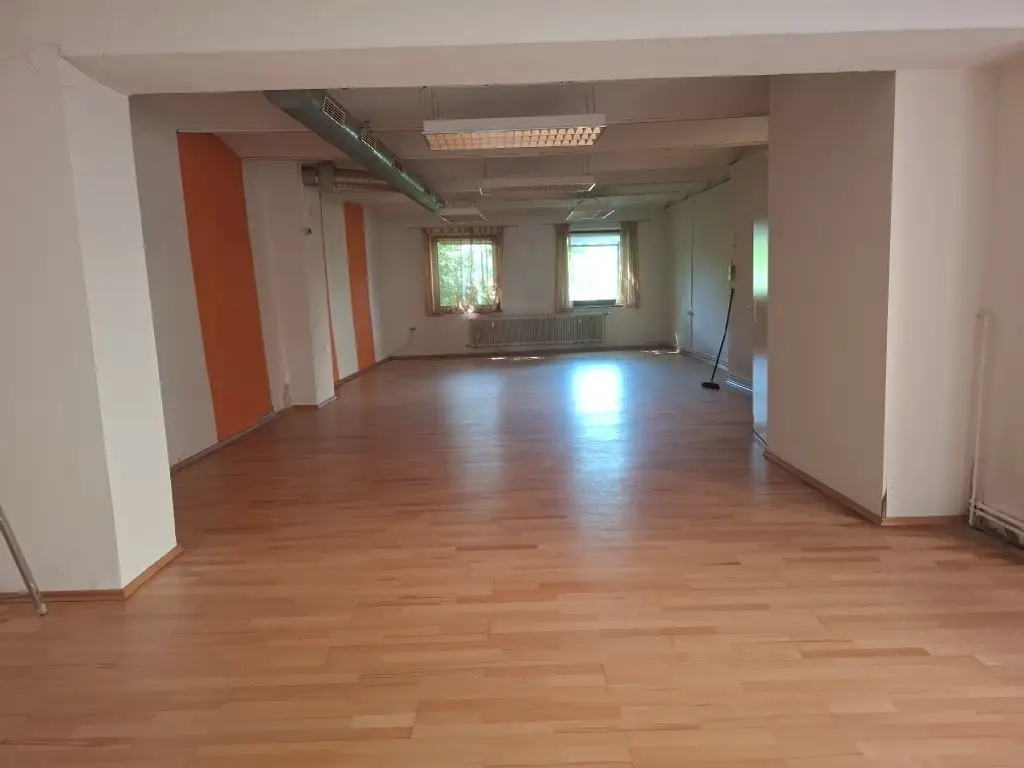 Großes Geschäftslokal mit Toilette im Zentrum von Bruck/Mur zu kaufen !