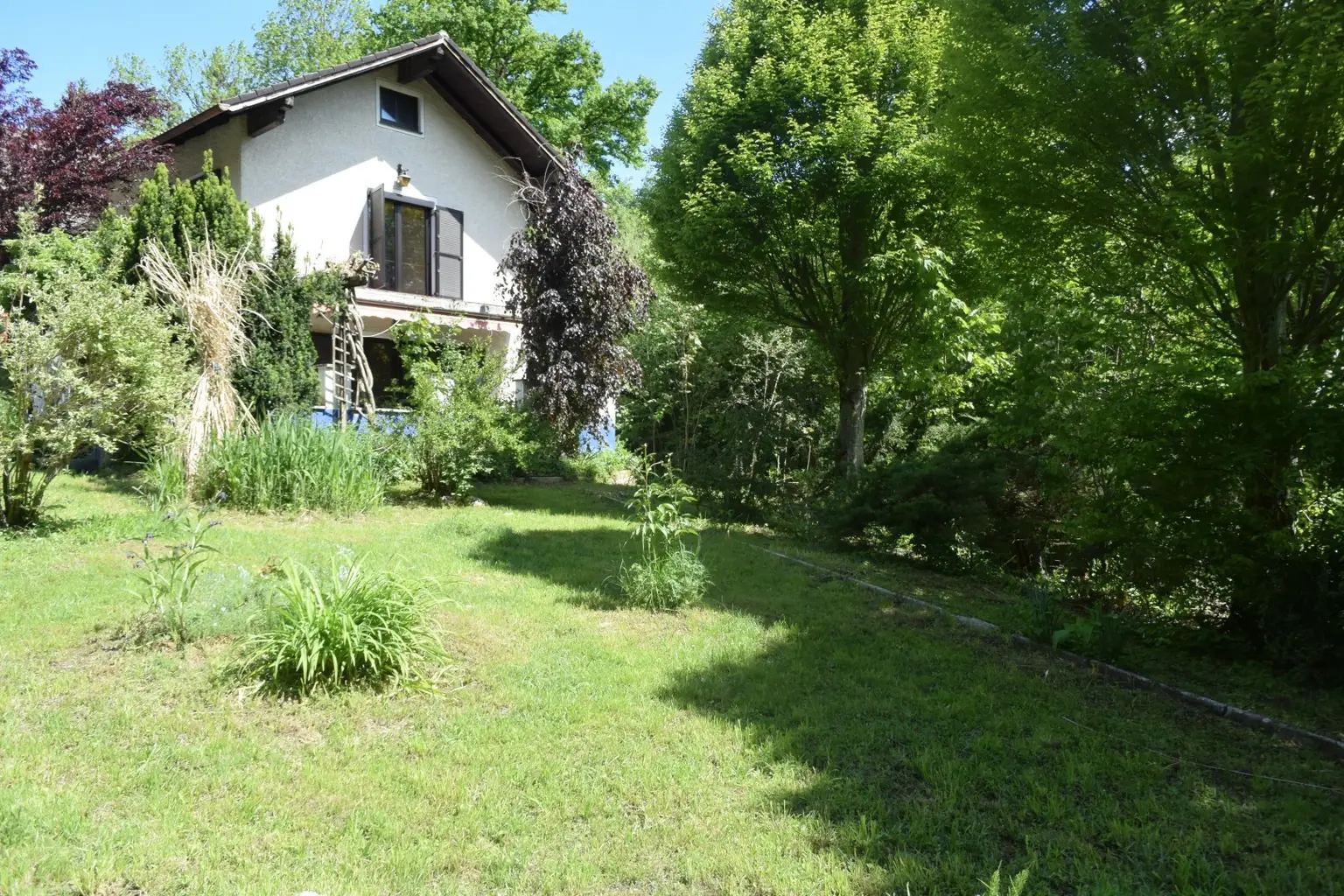 Wohnhaus mit Garten