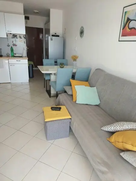 Neuwertige Etagenwohnung mit Terrasse und Blick auf das Meer