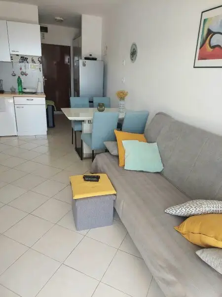 Neuwertige Etagenwohnung mit Terrasse und Blick auf das Meer