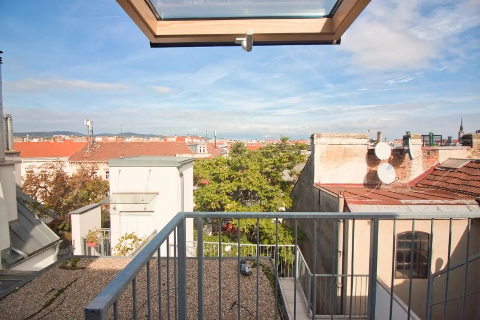 Helle, großzügige Maisonette-Wohnung mit 2 Bädern | ~ 20 m² große, private Terrasse direkt auf Wohnebene | Nahe Elterleinplatz