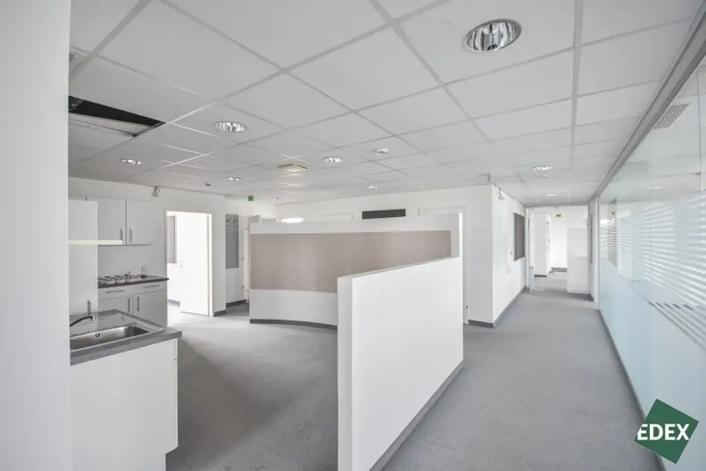 Durchdacht aufgeteilte Bürofläche mit Terrasse und optimaler Anbindung